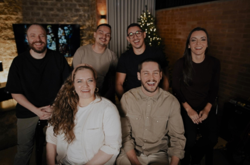  Purples apresenta especial de Natal acústico com canção inédita